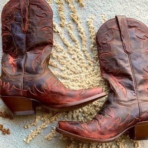 Dan Post Womens Western boot. Rich Dark red and black cutaway pattern sz 6 1/2